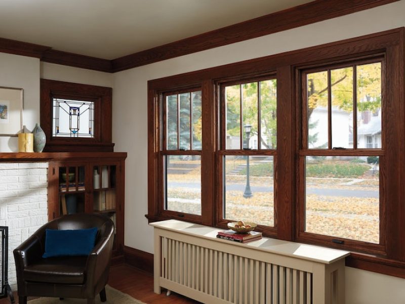 andersen-400series-windows-darkwoodstain-livingroom-interior-2